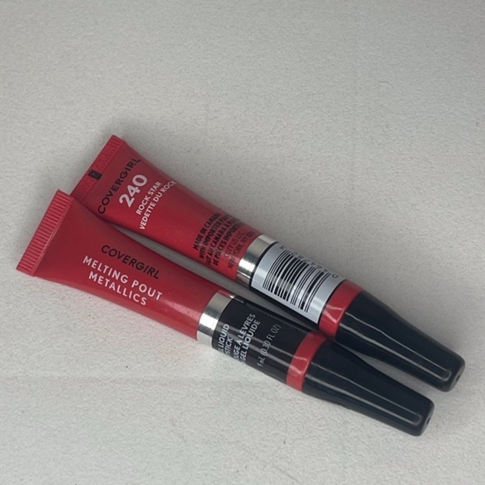 Set of 2 liquid lipsticks Covergirl melting pouts